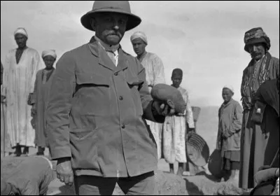 Larchéologue allemand Ludwig Borchardt découvre un buste lors de fouilles près de lancienne ville égyptienne dAkhetaton. Quelle reine représente-t-il ?