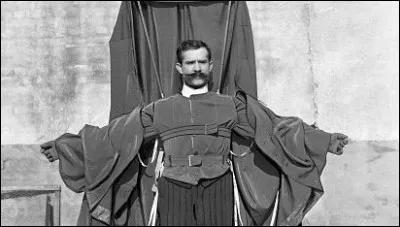 Un funeste spectacle sest déroulé devant un public incapable déviter laccident. Linventeur du "capuchon parachute" sélance et se tue. De quel édifice a-t-il sauté ?