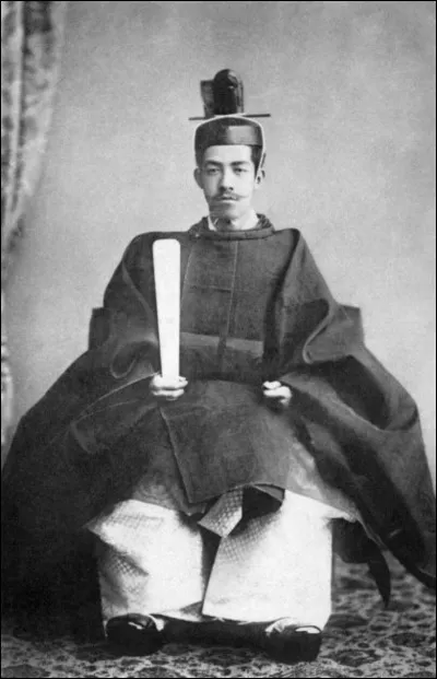 À chaque nouvel empereur, le Japon change dère et 1912 ne fait pas exception. Lempereur Mutsuhito décède ; à quelle ère cet épisode met-il fin ?