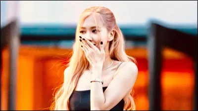 Toujours avec Rosé. Si elle n'était pas devenue chanteuse, quel métier aurait-elle fait ?