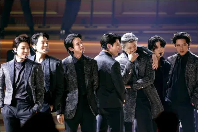 Quel membre a été recruté alors qu'il se dirigeait vers son école de théâtre ?