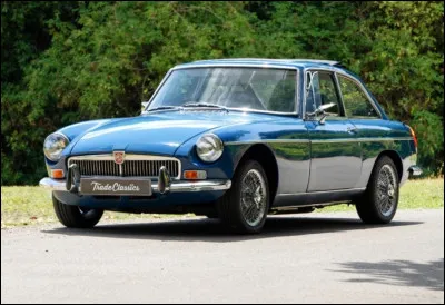 Un classique au Royaume-Uni et fabriqu&eacute;e en grand nombre, elle &eacute;tait une petite voiture sportive, abordable et l&eacute;g&egrave;re. On la voit ici sous forme de roadster et GT. Sa production dure de 1962 &agrave; 1980. Elle est la concurrente des Morgan, Triumph et Austin-Healey. Quel est son nom ?