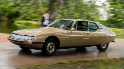 Voici un modèle de GT des années 1970 signé Citroën. Probablement une des plus belles autos françaises, elle possède un moteur Maserati. Comme la DS, sa précurseur, elle a des suspensions rendant la conduite agréable. Elle est l'une des rares voitures françaises à avoir été commercialisée en Amérique du Nord. Quel est son nom ?