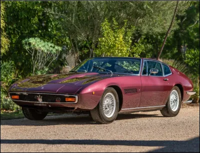 Magnifique dans ce rouge foncé, cette italienne du nom de Ghibli. Peu connue face à ses rivales, elle est restée dans l'ombre de 1967 à 1973. Elle est l'uvre des designers Ghia. Imposante avec 4,70, elle a tout de même su marquer l'histoire. On est chez...