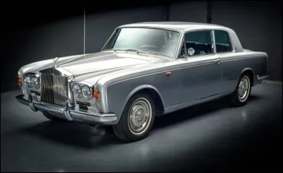 Voici la Rolls-Royce Silver Shadow, aussi connue sous le nom de Corniche en cabriolet. Elle fut l'une des voitures de luxe les plus appréciées de son époque, de 1965 à 1980. Parmi ces autres autos, laquelle n'était pas sa contemporaine rivale ?