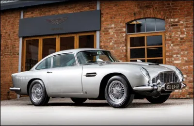 Comment faire ce quiz sans parler de la mythique Aston Martin DB5 ? Célèbre GT de luxe du milieu des années 60, elle est connue pour sa couleur argentée spéciale et son élégance. Question facile, dans quelle série de film est-elle apparue principalement ?