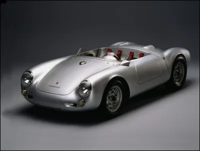 On remonte le temps avec la Porsche 550 Spyder, qui a débuté sa production en 1953. Championne de nombreuses courses automobiles, elle est particulièrement légère (550 kg). Elle est également considéré comme l'une des plus belles Porsche, avec ses courbes épurées. À combien d'exemplaires était-elle limitée ?
