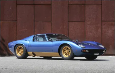 Produite de 1966 à 1973, elle est le chef-d'uvre de Dallara et Gandini, deux designers talentueux italiens. Cette auto d'exception atteint souvent plusieurs millions d'euros. Son nom est la Miura, et elle appartient au constructeur...