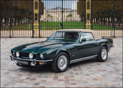 Comme son nom l'indique, la magnifique Aston Martin V8 a un moteur V8. Puissante, c'est une GT britannique avec une petite touche de muscle car. Saurez-vous estimer ses années de production environ ?