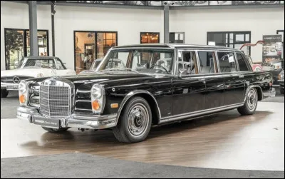 Voici la Mercedes de type "Pullman", limousine luxueuse et ancêtre des Maybach actuelles. Très longue, elle peut dépasser 6 mètres. Un grand nombre de chefs d'État possédaient cette élégante voiture. Quel est le nom du modèle ?
