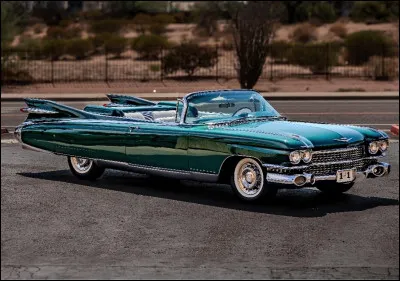 Construite par Cadillac, cette voiture indémodable est une icône américaine. Avec le relooking de 1959 et les nouveaux ailerons caractéristiques, elle acquiert rapidement de la notoriété. Également utilisée dans le film "Ghostbusters", elle porte un nom particulier. Lequel ?