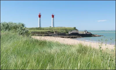 L'Île-d'Aix est-elle rattachée au département de la Charente-Maritime ?