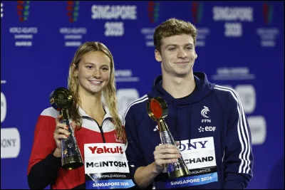 Par quelle lettre commence et se finit la discipline dont Léon Marchand est champion ?