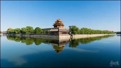 Du pays dont la capitale est Pékin, on inverse les lettres afin dobtenir labri où couche « le meilleur ami de lhomme ». Par quelle lettre commence le mot obtenu ?