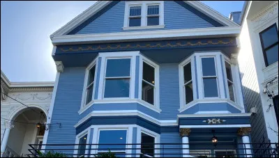 Quelle chanson commence par les mots : "C'est une maison bleue..." ?