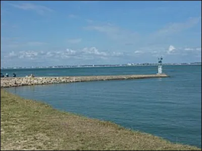 Quel est ce cap, marquant l'extrémité nord du Médoc et du département de la Gironde et formant une pointe dans l'Atlantique, en face de la pointe de la Coubre et de la presqu'île d'Arvert ?