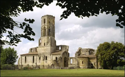 Quelle est cette ancienne abbaye, fondée au XIe siècle, aujourd'hui en ruines, située dans l'est du département, entre Libourne et Langon ?