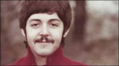 Dans cette rue, il y a un barbier qui montre des photographies