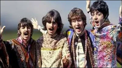 Il est assis dans un jardin anglais et il attend le soleil