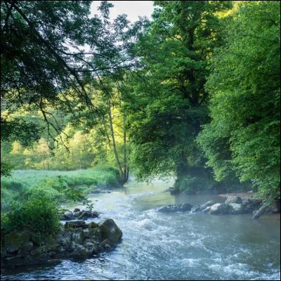 Quel est ce petit fleuve côtier, long de 97 km, qui prend sa source en Mayenne et traverse le nord-est du département pour se jeter dans la baie du Mont-Saint-Michel ?