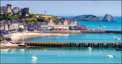 Quelle est cette ville côtière de 5 400 habitants, située à lextrémité ouest de la baie du Mont-Saint-Michel, réputée pour ses huîtres ?