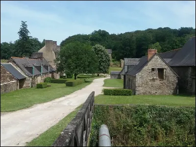 Quel est ce village, situé dans le sud-ouest du département, connu pour sa vaste forêt assimilée à la forêt de Brocéliande et pour ses anciennes forges du XVIIe siècle ?