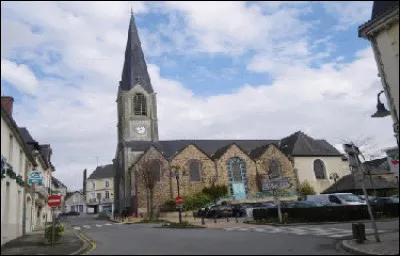 Quelle est cette petite ville de 4 500 habitants, située dans le sud-est du département, connue pour son industrie des produits laitiers ?