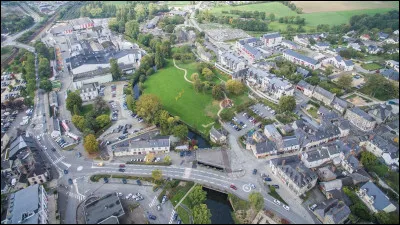 Quelle est cette ville de 7 500 habitants, située entre Rennes et Vitré et traversée par la Vilaine ?