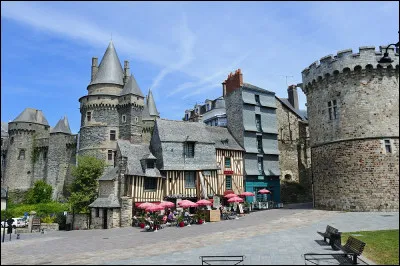 Quelle est cette ville de 19 000 habitants, située dans l'est du département, connue pour son château des XIVe-XVe siècles ?