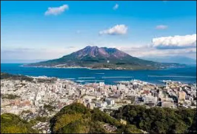 Dans quel pays se trouve le volcan portant le nom de Sakurajima ?
