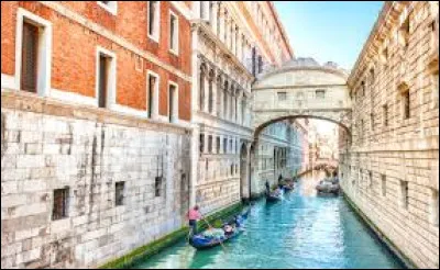 Quelle ville italienne est parfois surnommée la "Cité des Doges" ?