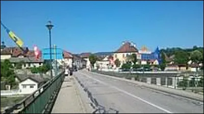 Ancienne commune de l'arrondissement de Chambéry, à la confluence du Rhône et du Guiers, Saint-Genix-sur-Guiers se situe dans le département ...