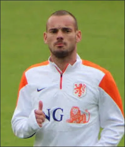 Avec quelle équipe nationale le célèbre footballeur Wesley Sneijder évoluait-il ?