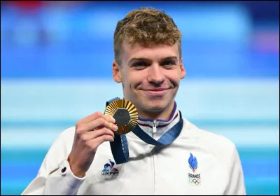 Sur quelles distances le nageur fran&ccedil;ais L&eacute;on Marchand a-t-il remport&eacute; une m&eacute;daille d'or aux JO de Paris 2024 ?