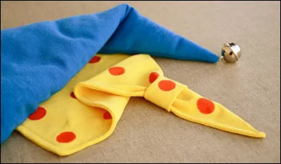 Quel petit personnage porte ce bonnet bleu avec une clochette ?