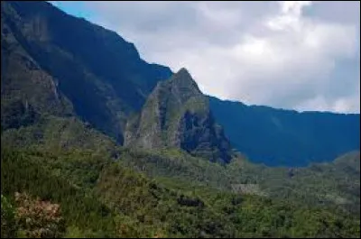 Le Bonnet de Prêtre est un sommet situé dans le cirque naturel de Cilaos. Où sommes-nous ?
