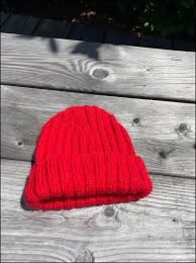 A qui peut-on associer ce bonnet rouge ?