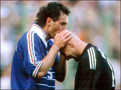 Derrière les mots, le soleil donne le cur grenadine, il roule en regardant le pays de France !