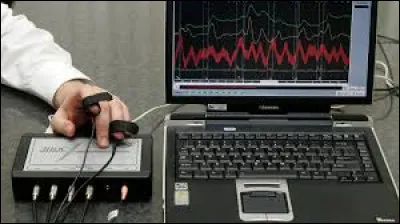 Quel autre nom donne-t-on à un détecteur de mensonge ?