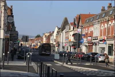 Quelle est cette ville proche de Lens, ancien village de moins de 2000 habitants au milieu du XIXe siècle, qui a connu un essor important avec le développement de l'industrie minière pour être avec ses 30 000 habitants la 5e ville du département ?