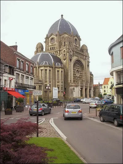 Quelle est cette ville de 26 000 habitants, située au coeur de l'ancien bassin minier, entre Lens et Douai ?