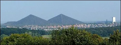 Quelle est cette petite région, bordée par les collines de l'Artois au sud et par la plaine de Flandre au nord, occupée en grande partie par le bassin minier ?