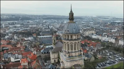 Quelle est cette ville maritime de 40 000 habitants, très important port de pêche ?