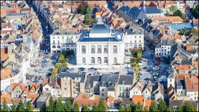 Quelle est cette ville de 14 600 habitants, située dans la plaine de Flandre et traversée par l'Aa, qui était la plus peuplée du département au début du XIXe siècle ?