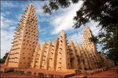 Bobo-Dioulasso est la deuxième ville la plus peuplée de son pays, après Ouagadougou. Dans quel pays est-elle située ?