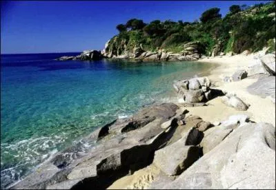 Quelle est la plus grande des les de l'archipel Toscan (224 km) ?