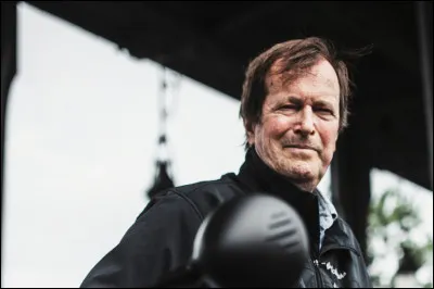 H - Avant Denis Brogniart, qui fut le pr&eacute;sentateur de l'embl&eacute;matique jeu d'aventures "Koh-Lanta" ?