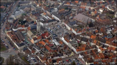 Quelle est cette petite ville de 2 200 habitants, située dans la vallée de la Canche, entre le Ponthieu et le Ternois ?