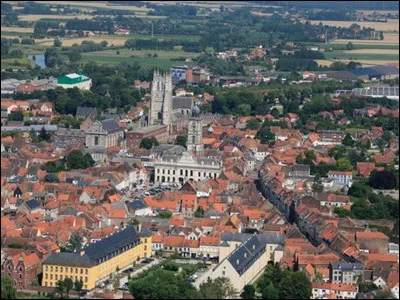 Quelle est cette ville de 9 500 habitants, située au contact des collines de l'Artois et de la plaine de Flandre et traversée par la Lys ?