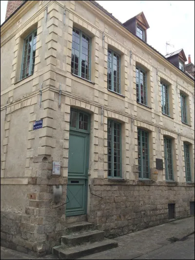 Quel grand personnage de la Révolution française est né à Arras et y a été élu député du Tiers-Etat en avril 1789 ?